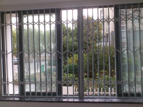 昆山榮盛門窗 彩鋼活動防護窗與中花移動防盜窗，守護家庭安全的雙重保障